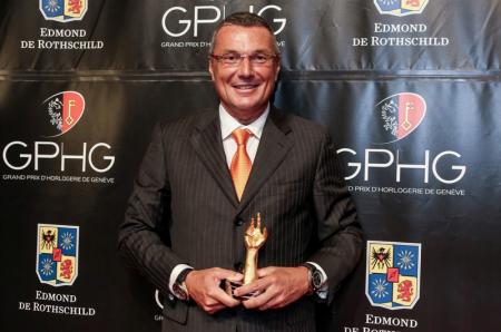 Jean-Christophe Babin, le PDG de TAG Heuer, avec le trophée du Grand Prix d’Horlogerie de Genève.