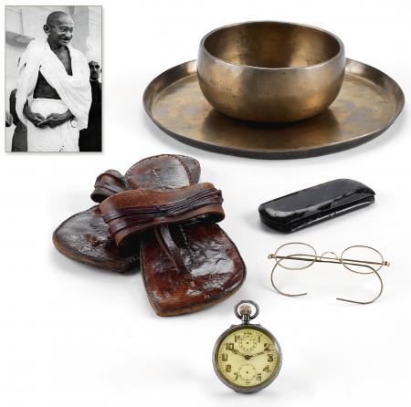 Les objets du Mahatma Gandhi réunis pour la vente Antiquorum. ©Antiquorum