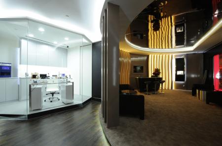 L'atelier d'horloger et le bar lounge de la boutique Richard Mille au Grand Hyatt de Singapour.