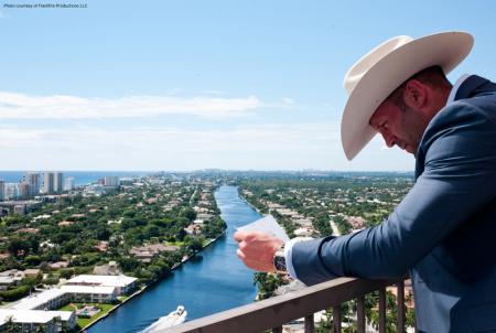 Jason Statham, dans le film Parker, avec la RM011 Chronographe Flyback en or rouge de Richard Mille.