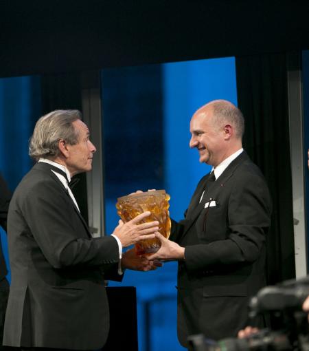 Carlos-A. Rosillo, CEO de Bell & Ross, remet sa Palme d'Or à Jacky Ickx. 