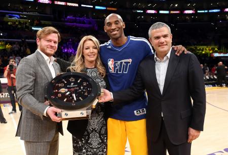 Greg Simonian, directeur de la boutique Hublot de Los Angeles, Jeanie Buss, vice présidente des Los Angeles Lakers, Kobe Bryant, star des Lakers et Ricardo Guadalupe, CEO de Hublot.