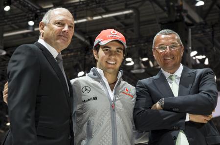 Ron Dennis, Sergio Perez et Jean-Christophe Babin.