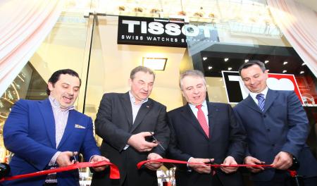 Tissot inaugure sa première boutique à Moscou. Au centre Vladislav Tretiyak, président de la fédération Russe de Hockey, et François Thiébaud, président de Tissot.