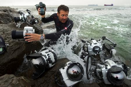 Le plongeur et naturaliste Laurent Ballesta et sa Blancpain Fifty Fathoms au poignet