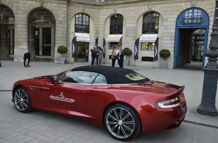 Une Aston Martin garée devant la boutique Jaeger Lecoultre de la place Vendôme 