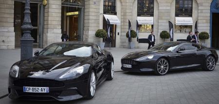 Deux Aston Martin garées devant la boutique Jaeger Lecoultre de la place Vendôme 