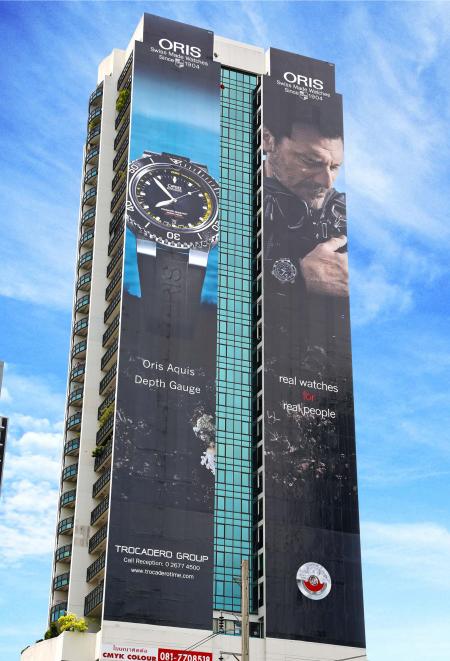 Mesurant près de 2 000 m2, l’affiche de la Oris Aquis Depth Gauge est la plus grande publicité de montre en plein air de Bangkok.