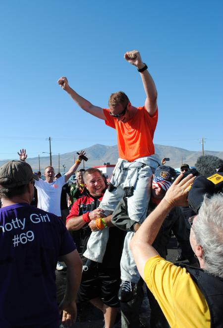 Don Vito Wypraechtiger, sponsorisé par Oris, fête sa victoire en tant que premier champion non-Américain de la Reno Air Race.