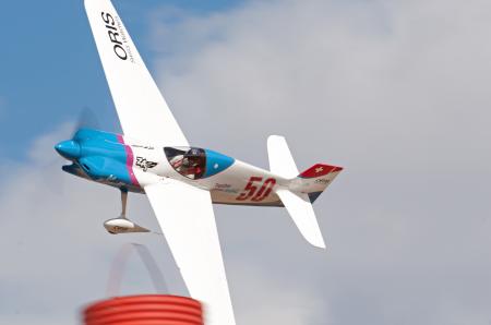 Don Vito, à bord du Scarlett Screamer de l’équipe Swiss Air Racing Team sponsorisée par Oris, a volé à une vitesse moyenne de 386 km/h sur le parcours technique de Reno.