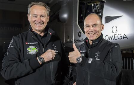 Lors de la conférence de presse, Bertrand Piccard et André Borschberg portaient le modèle OMEGA Speedmaster Skywalker X-33