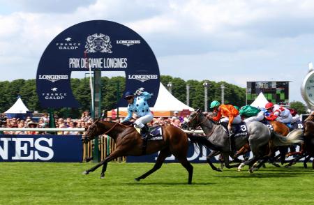 Ligne d’arrivée du Prix de Diane Longines, remporté par Grégory Benoist sur Avenir Certain. 