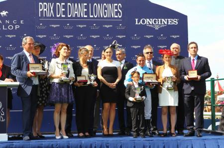 Cérémonie de remise du Prix de Diane Longines: Veneta Augustin-Normand, propriétaire, Jean-Claude Rouget, entraineur, Grégory Benoist, vainqueur du Prix de Diane Longines, Bertrand Bélinguier, Président de France Galop, Silvain Vidal, Manager Haras de la 