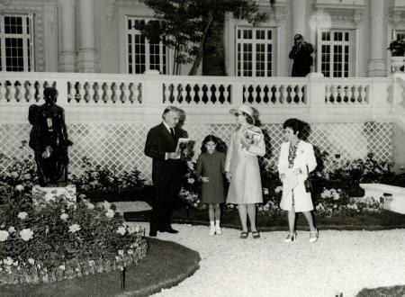 Baptême de la rose Stéphanie par le Prince Rainier, la Princesse Grace et la Princesse Stéphanie dans la roseraie du Musée National en 1973