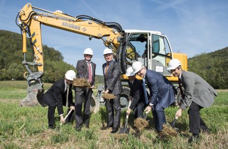 Georges Kern, CEO d’IWC, avec Reto Dubach, conseiller d’État, Peter Neukomm, conseiller financier de la ville et Raphaël Rohner, responsable des travaux