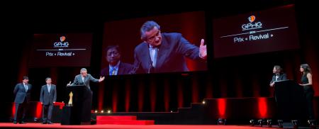 Sean Li et Zhixiang Ding (membres du jury) et Stephen Urquhart (CEO de Omega, marque lauréate du Prix « Revival » 2014)