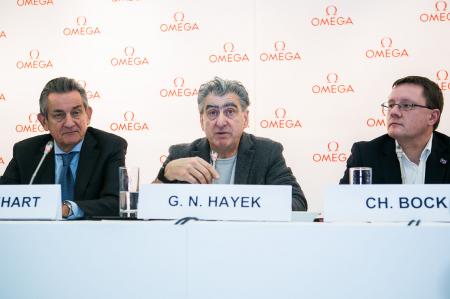 Nick Hayek, CEO du Swatch Group, entouré du Dr Christian Bock, directeur du METAS et de Stephen Urquhart, président d'OMEGA