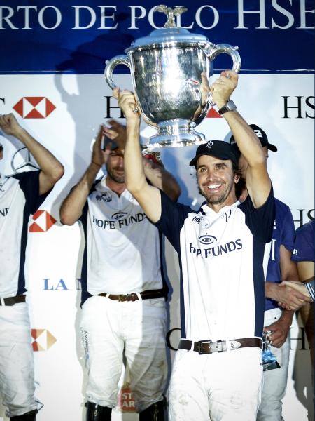 Adolfo Cambiaso et le trophée de la Triple Couronne d'Argentine