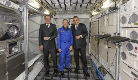 Jean-Claude Monachon, vice-président d'OMEGA, l'astronaute Jean-François Clervoy et Stephen Urquhart, président d'OMEGA