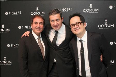 Victor Sassoon, Directeur Général de Corum Singapore Pte Ltd; Antonio Calce, CEO de Corum; Ong Ban, CEO de Sincere Fine Watches.