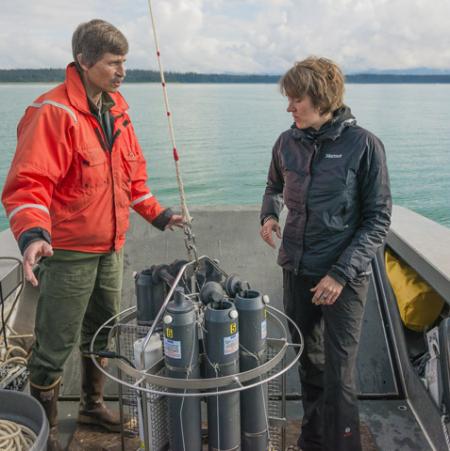 Un scientifique et Fanny Douvere ©Mark Kelley