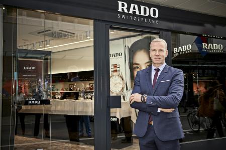 Matthias Breschan PDG de Rado devant la première boutique Rado en Suisse