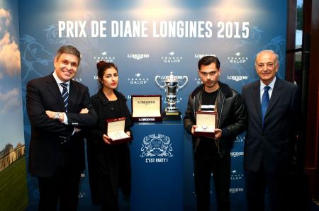 Juan-Carlos Capelli et Bertrand Bélinguier, avec Nili Hadida et Benjamin Guimard du groupe Lilly Wood and the Pricks, qui ouvrira l'édition 2015 du Prix de Diane Longines par un concert