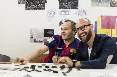 Iniesta et un designer de Maurice Lacroix 