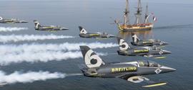 Le Breitling Jet Team survole l'Hermione au-dessus de la baie de Chesapeake