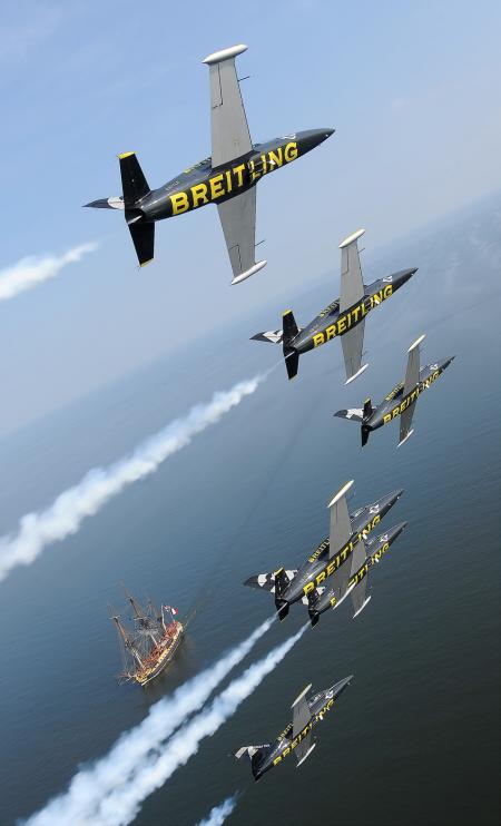 Le Breitling Jet Team survole l'Hermione au-dessus de la baie de Chesapeake