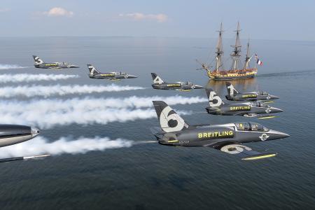 Le Breitling Jet Team survole l'Hermione au-dessus de la baie de Chesapeake