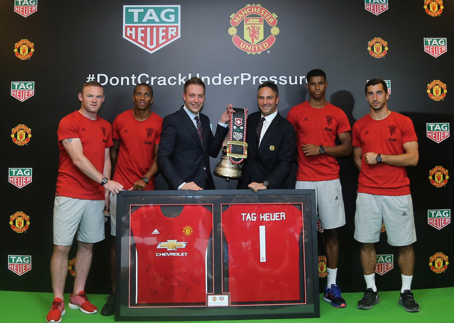 Loic Biver et Jamie Reigle et 4 joueurs de Manchester United échangent les présents