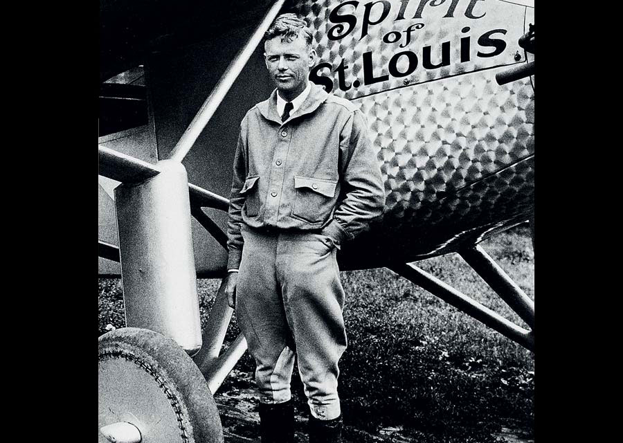 Charles Lindbergh devant le Spirit of St. Louis