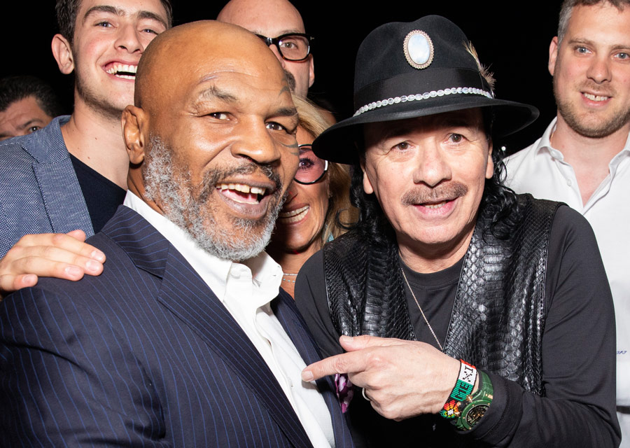 L'ancien champion de boxe Mike Tyson avec le musicien et guitariste de légende Carlos Santana