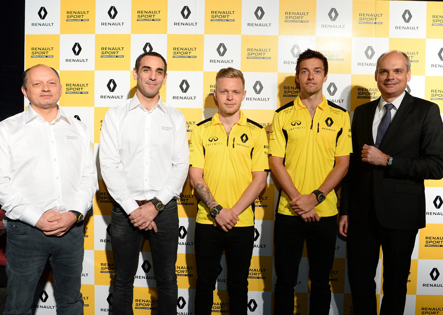 Carlos Rosillo avec les pilotes Jolyon Palmer et Kevin Magnussen 