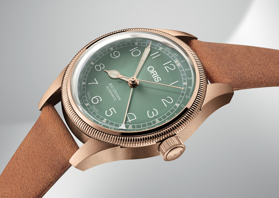 Un cadran vert clair et une aiguille Pointer Date blanche pour la version féminine en bronze