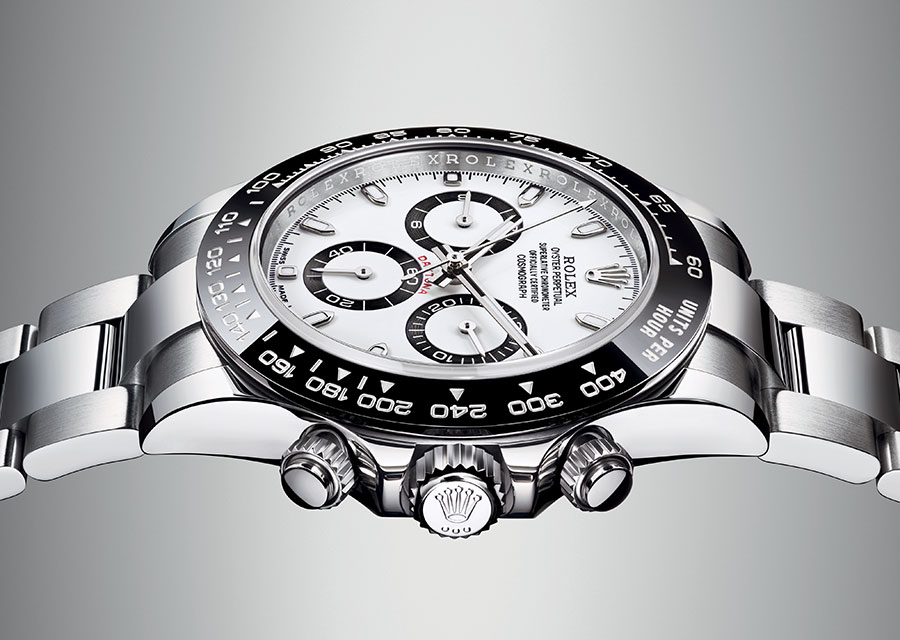 Rolex Cosmograph Daytona : Boîtier Oyster en acier Oystersteel, Diamètre : 40 mm, Lunette Cerachom en céramique noire avec échelle tachymétrique, Couronne, poussoirs et fond vissés, Cadran blanc avec compteurs cerclés noir, Aiguilles et index luminescents Chromalight, Mouvement Rolex automatique, Certification Chronomètre Superlatif, Bracelet en acier Oystersteel, Etanchéité : 100 m.