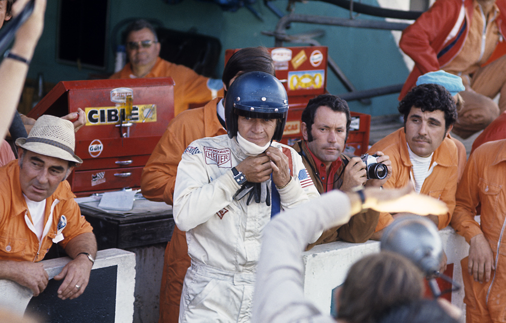 Steve McQueen et sa Heuer Monaco sur le tournage du film Le Mans, Haig Alltounian à ses côté - Photo Bernard Cahier-Getty Images