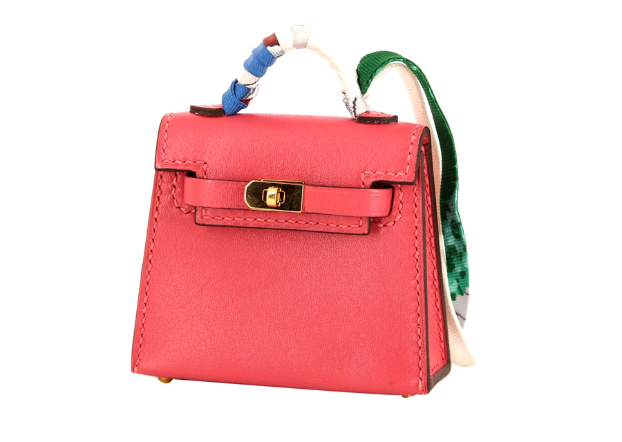 Le sac Kelly Twilly bag charm en cuir swift rose