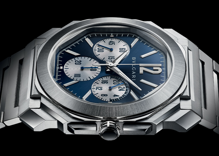 Parmi les nouveautés Bvlgari de la LVMH Watch Week 2021, l'Octo Finissimo S Chronographe GMT possède un cadran bleu contrasté de compteurs argentés 