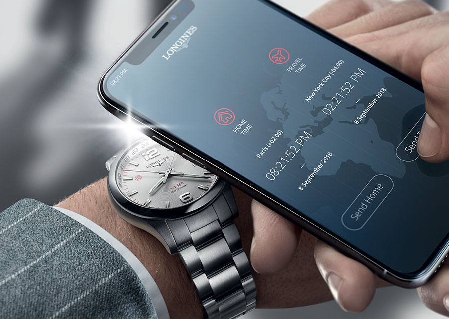 Cette Longines Conquest V.H.P. GMT Flash Setting possède un intelligent et ludique système de pilotage de la montre par la lumière émise par un smartphone.