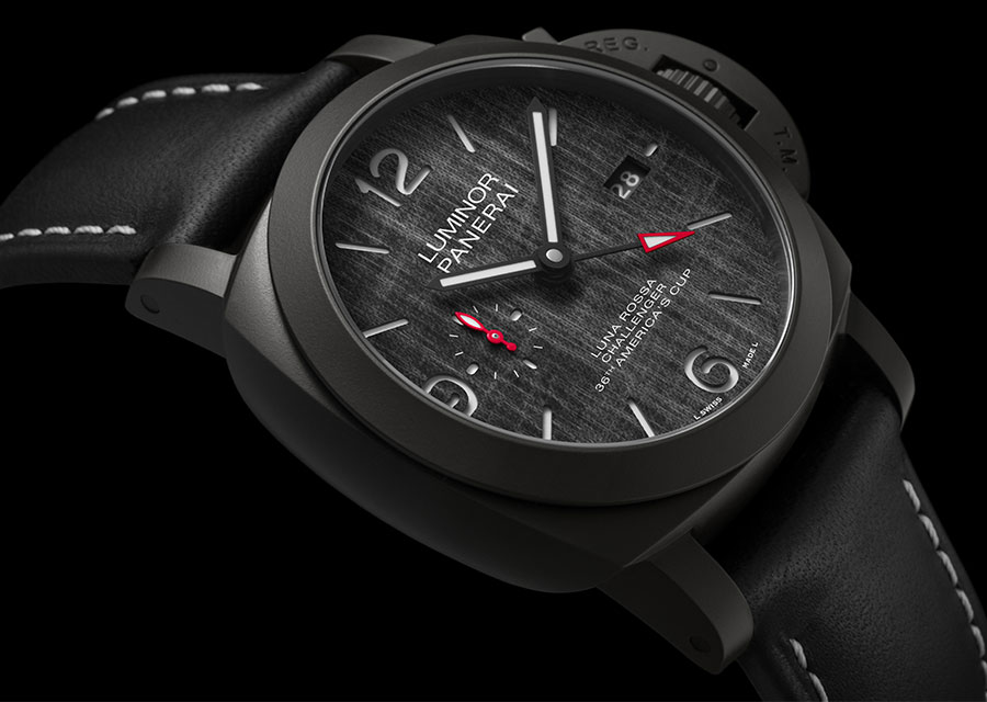 Panerai et Luna Rossa partagent un objectif commun : perfectionner des créations visionnaires conçues pour changer les règles du jeu. Aujourd’hui, cet objectif est renforcé au travers d’un partenariat privilégié, marqué par un garde-temps spécial : la Luminor Luna Rossa GMT – 44mm (PAM01036).