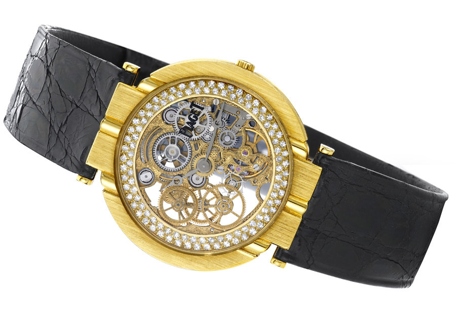 Grand collectionneur, le trompettiste Miles Davis parait souvent une montre Piaget squelette  en or jaune et diamants sur scène