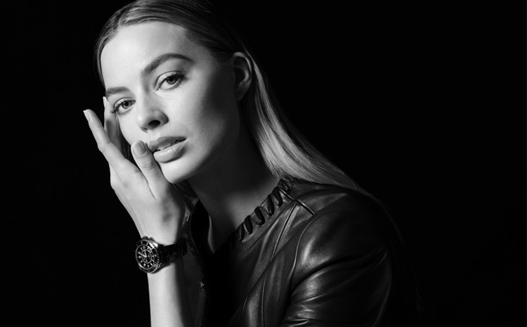 Margot Robbie porte la montre J12 de Chanel en céramique noire et acier