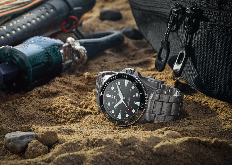 La montre de plongée Khaki Navy Scuba existe en différentes versions en acier