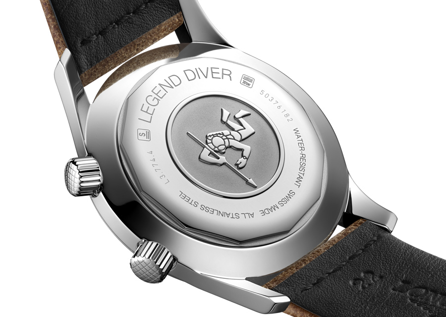 Etanche à 300 mètres, la Longines Legend Diver Watch possède un fond vissé gravé d'un petit plongeur