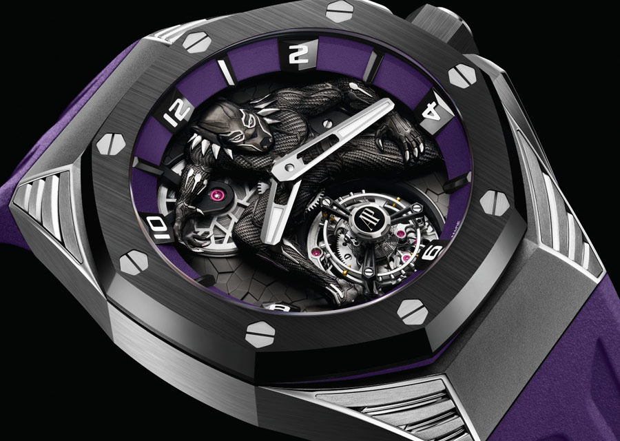 Le boîtier en titane et céramique de la Royal Oak Concept Black Panther Tourbillon Volant utilise des matériaux high-tech en hommage au costume du super-héros en vibranium.  