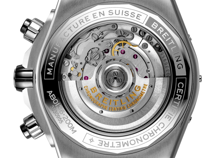 Sur les chronomètres Super Chronomat B01 44 de Breitling un fond saphir permet de voir le calibre
