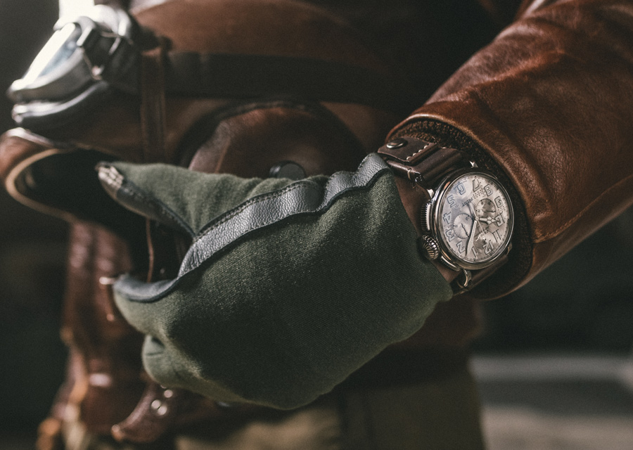 Le modèle Zenith  Pilot Type 20 Chronograph Silver possède un cadran brossé et riveté comme les carlingues d'avion