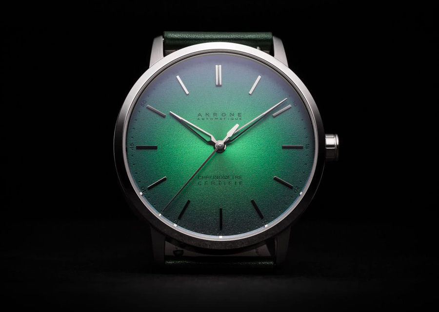 Les chronomètres Akrone K-04 certifiés têt de vipère présentent un cadran vert